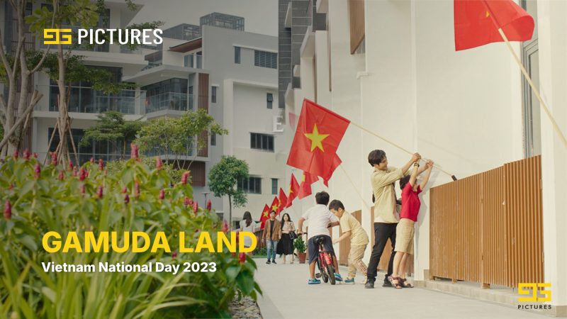 Young photographer on the street in Gamuda Land's National Day film