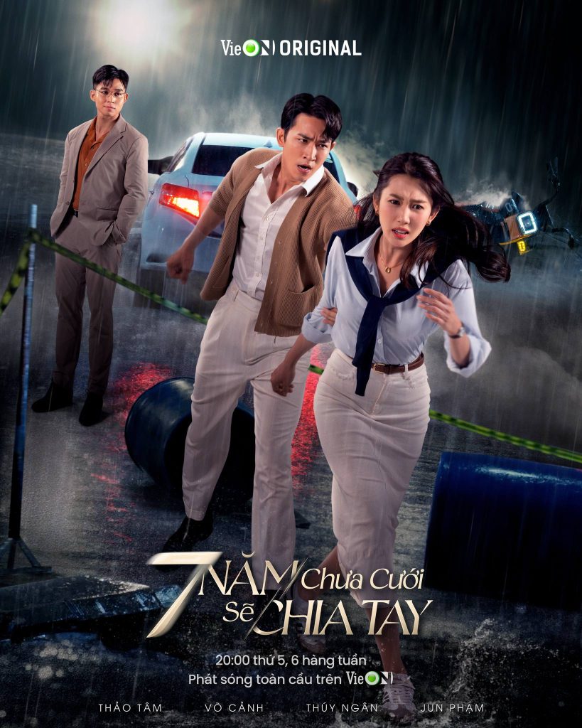 Poster Thúy Ngân dắt tay Võ Cảnh chạy trốn trong một đêm mưa sau khi đụng xe